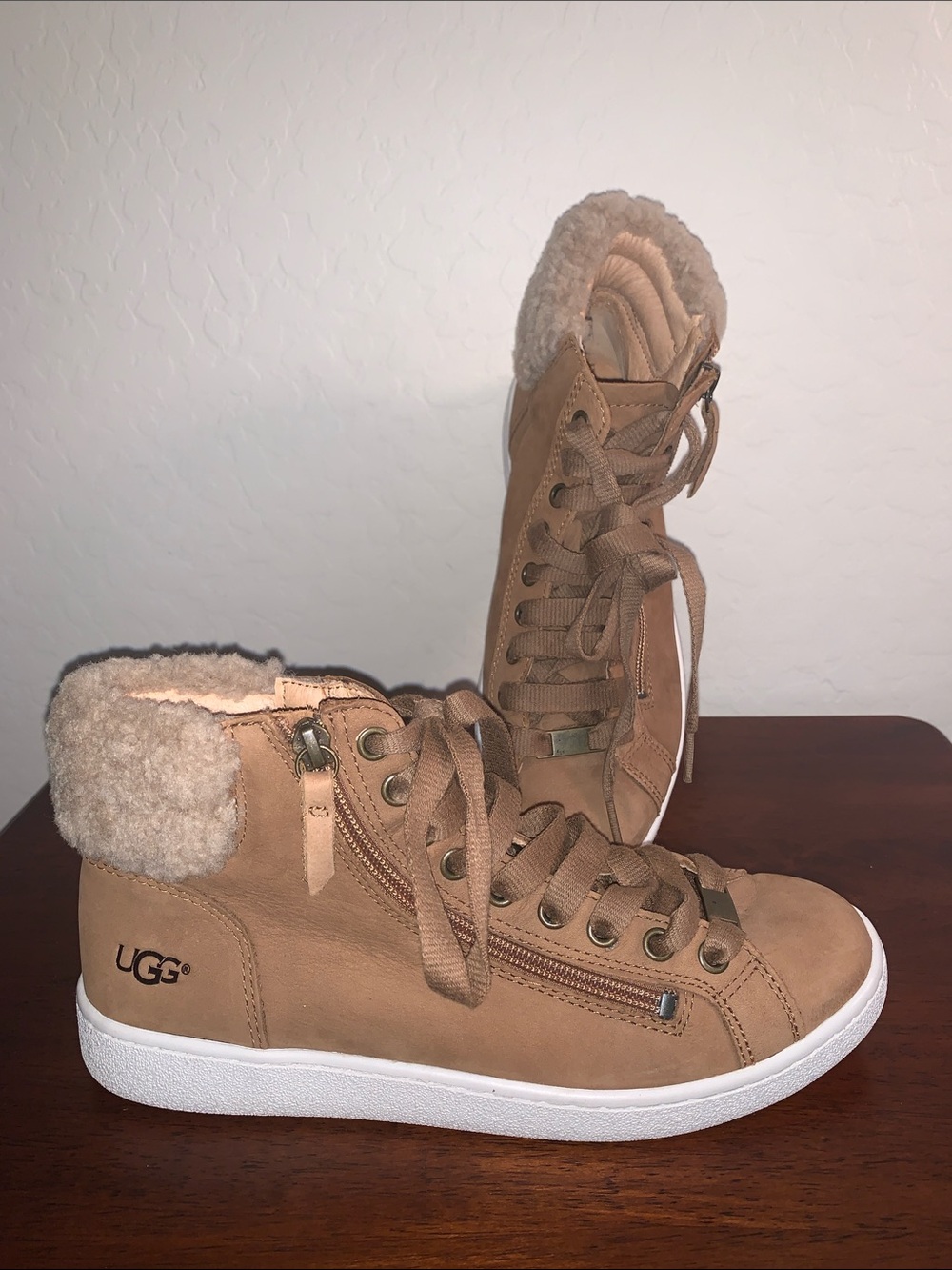UGG SIZE 8 BEAUTIFUL OLIVE CHESTNUT HIGH TOP SNEAKERS